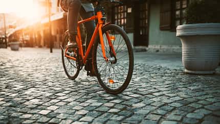 Radfahrer auf Kopfsteinpflaster Radfahrer auf Kopfsteinpflaster