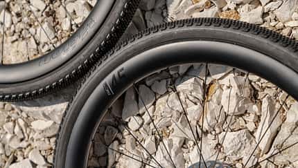 Vision SC 45 i30 Laufradsatz fürs Gravelbike auf Steinen Vision SC 45 i30 Laufradsatz fürs Gravelbike auf Steinen