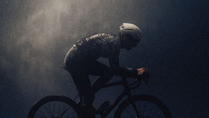 Assos of Switzerland,Regenjacke,Mille GTS SturmPrinz Rain Jacket S11,Seitenansicht Fahrer im Regen
