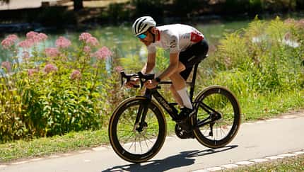 Rennradfahrer auf dem Argon 18 Nitrogen Pro in am Wasser Rennradfahrer auf dem Argon 18 Nitrogen Pro in am Wasser