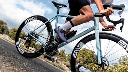 Detailaufnahme eines lilafarbenen Sidi Prima 2 Woman beim Rennradfahren Detailaufnahme eines lilafarbenen Sidi Prima 2 Woman beim Rennradfahren