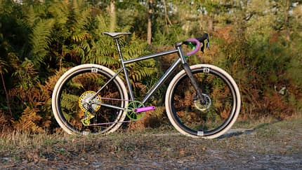 Chiru Vagus,Gravelbike,Seitenansicht, Wald Chiru Vagus,Gravelbike,Seitenansicht, Wald