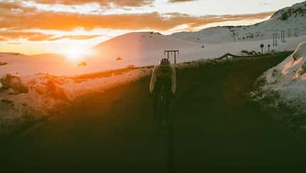 Rapha,Pro Team,F26,cyclist,mountain,sunset,snow,road,helmet,landscape,electricity pylon,clouds,sunlight,Radfahrer,Berg,Sonnenuntergang,Schnee,Straße,Helm,Landschaft,Strommast,Wolken,Sonnenlicht Rapha Cycling,AW26,Accessoires,