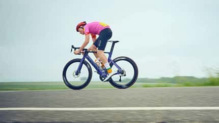 Junger Rennradfahrer auf Canyon Aeroad