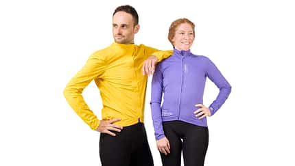 2 Models in dem gelben Velocio Trikot und einem lila Castelli Übergangstrikot. 2 Models in dem gelben Velocio Trikot und einem lila Castelli Übergangstrikot.