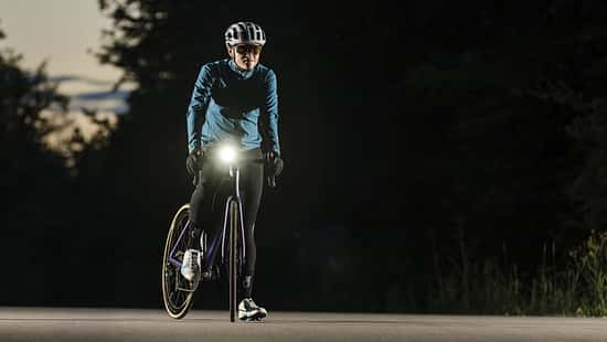 Lampe in der Dunkelheit - Rennrad