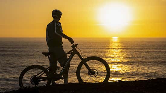 Die spanische Bikemarke Mondraker hat mit dem Dune ein neues Light-E-MTB mit Carbon-Rahmen und Bosch-Performance-SX-Motor vorgestellt.