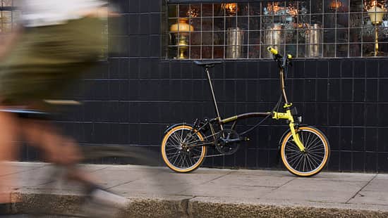 Brompton x Tour de France,Sondermodelle,Faltrad,an Wand anlehnend