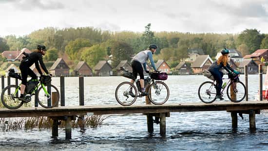 Gravel Weekender Mecklenburgische Seenplatte auf dem Steg