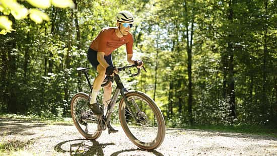 Redakteur Moritz Pfeiffer auf dem neuen Focus Atlas 8.9 Gravelbike
