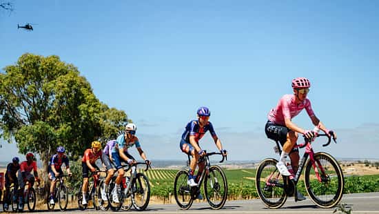 Fahrer bei der Tour Down Under bei blauem Himmel. 