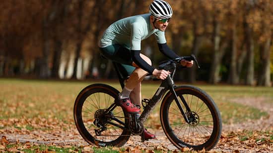 3T Racemax 2 Italia,Gravelbike,Test,Action,Fahrer von links kommend