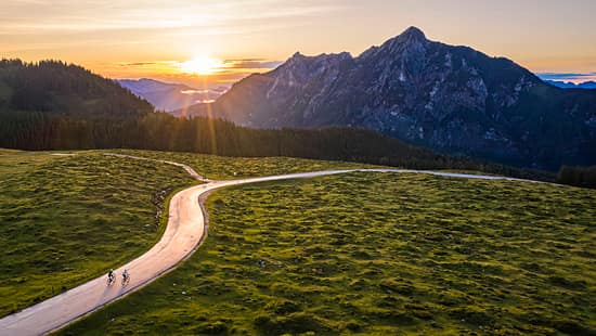 Salzkammergut,Berge,Sonnenuntergang,Wiesen,Abfahrt,Rennrad