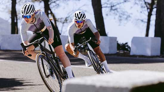Santini,Polartec,Aero-Race-Trikot,zwei Fahrer,Actionfoto,Kurvenabfahrt