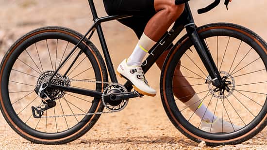 Radsportler im Gelände auf einem Gravelbike mit den neuen Sidi Ravix in "Ice White"