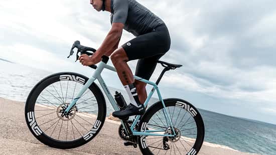 Rennradfahrer auf einem Colnago mit schwarzen Sidi Prima 2 Rennradschuhen