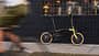 Brompton x Tour de France,Sondermodelle,Faltrad,an Wand anlehnend