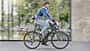 Mann fährt auf einem E-Bike