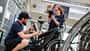 Zwei Mitarbeitende von Rebike in der Werkstatt. Zwei Mitarbeitende von Rebike in der Werkstatt.