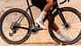 Radsportler im Gelände auf einem Gravelbike mit den neuen Sidi Ravix in "Ice White" Radsportler im Gelände auf einem Gravelbike mit den neuen Sidi Ravix in "Ice White"