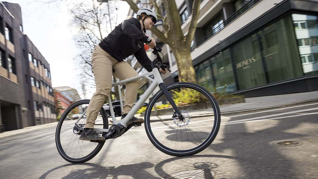 Der getarnte Motor: Warum dieses leichte Fitness-Bike am Berg pltzlich zum  E-Bike wird!