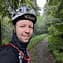 Florian Dietrich in Radoutfit vor einem Waldweg Florian Dietrich in Radoutfit vor einem Waldweg