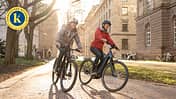 Menschen fahren E-Bike