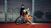 Junge und Mädchen zeigen stolz ihr Woom Bike