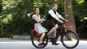 Mann und Frau fahren auf Riese und Müller Elektrobike