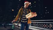 Fahrradkurier bringt Weihnachtsgeschenke mit dem Fahrrad