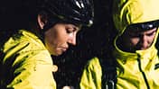 Frau und Mann in Gore Fahrradbekleidung für Winter
