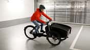 E-Lastenrad I Test Feddz PC1 E-Cargo I Fahrbild Frau in Tiefgarage