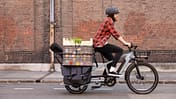Junger Mann auf Decathlon E-Cargobike