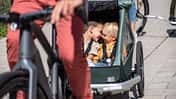 Kindertransport Fahrrad I Kinderanhänger I Fahrbild mit zwei Kindern