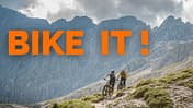Trailfahrt mit großem Gebirge im großem Gebirge im Hintergrund