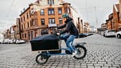 E-Lastenrad I Test Chike E-Cargo I Fahrbild Frau mit geschlossener Transportbox