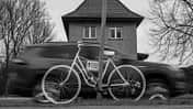 Ghost Bike, Straße, Auto