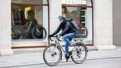 Frau auf sportlichem Stadtrad, Randonneur von Breezer Bike Doppler Pro