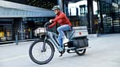 E-Lastenrad I Test BTWIN Elops R500 E Longtail I Fahrbild Frau auf E-Lastenrad 