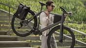 Mann trägt leichtes Urban E-Bike LEMO One