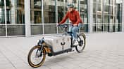 E-Lastenrad I Test Bullitt ePinion I Fahrbild Frau Stuttgart nähe Stadtbibliothek