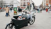 E-Lastenrad I Test Riese und Müller Packster 70 Vario I Fahrbild Mann mit zwei Kindern - Familien-Lastenrad