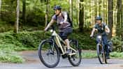 Zwei Frauen unterwegs in der Natur mit Flyer E-Bikes