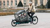 E-Lastenrad I Test Kettler Cargoline 5 800 I Mann mit 2 Kindern im Kindersitz