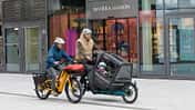 Frau und Mann mit Cargobikes