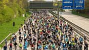 Radfahrer auf dem Münchener Autobahnring