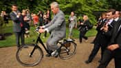 König Charles III auf einem E-Bike