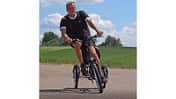 Dipl. Ing. Stefan Munding auf seinem Munding Cargobike in Schräglage