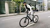 Fitness E-Bike I Coboc Sydney I Fahrbild Mann