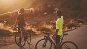 Sichtbarkeit auf dem Fahrrad I Van Rysel I Dämmerung Image Mann mit neongelbem Trikot Sichtbarkeit auf dem Fahrrad I Van Rysel I Dämmerung Image Mann mit neongelbem Trikot
